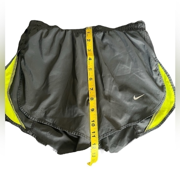 Nike women’s XS Work out shorts - Picture 3 of 6